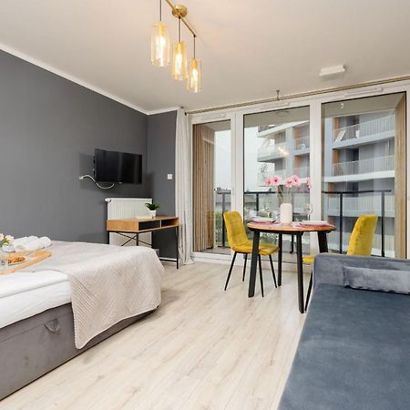 Studio With Balcony Warsaw Kokoryczki By Noclegi Renters Luaran gambar