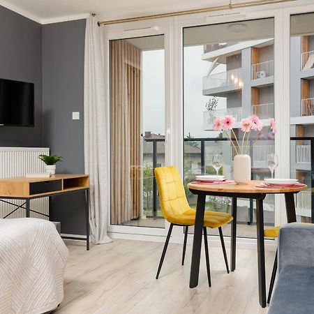 Studio With Balcony Warsaw Kokoryczki By Noclegi Renters Luaran gambar