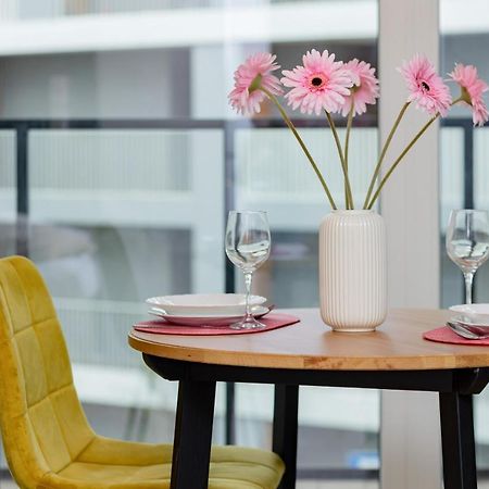 Studio With Balcony Warsaw Kokoryczki By Noclegi Renters Luaran gambar