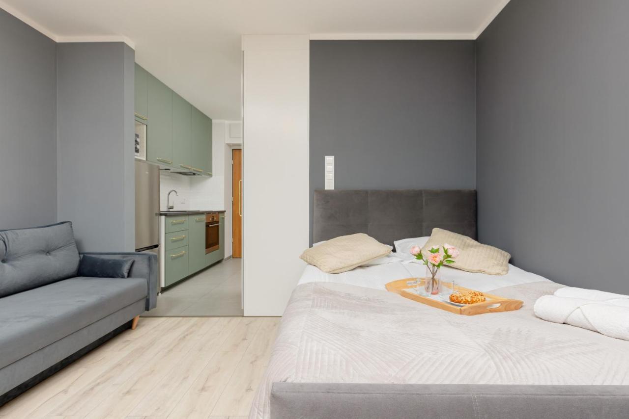 Studio With Balcony Warsaw Kokoryczki By Noclegi Renters Luaran gambar
