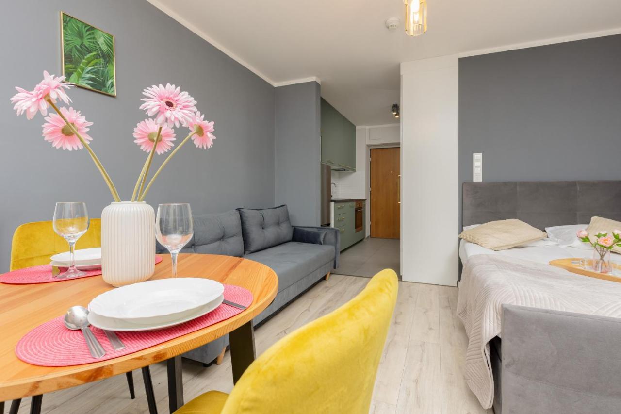 Studio With Balcony Warsaw Kokoryczki By Noclegi Renters Luaran gambar