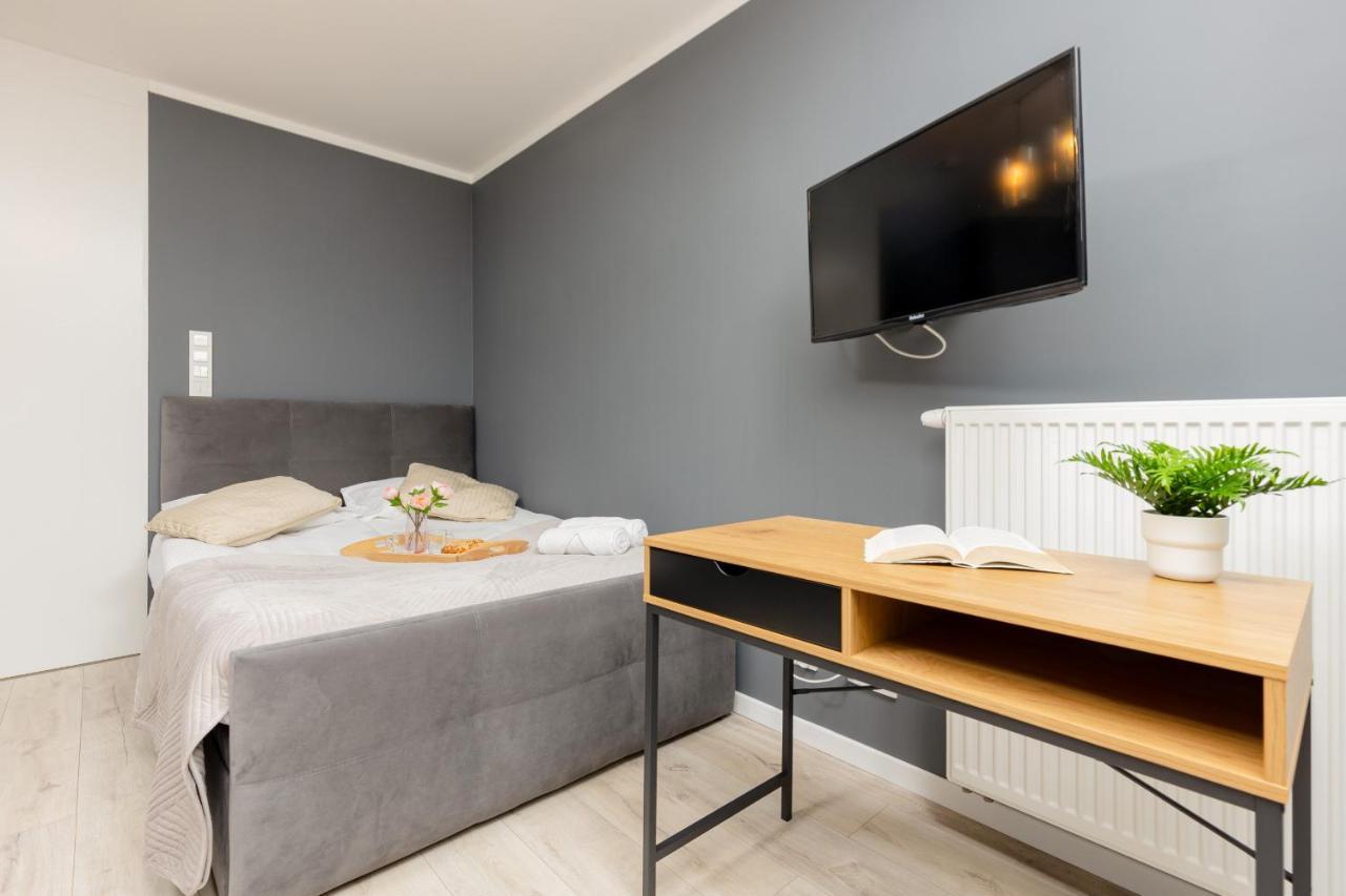 Studio With Balcony Warsaw Kokoryczki By Noclegi Renters Luaran gambar