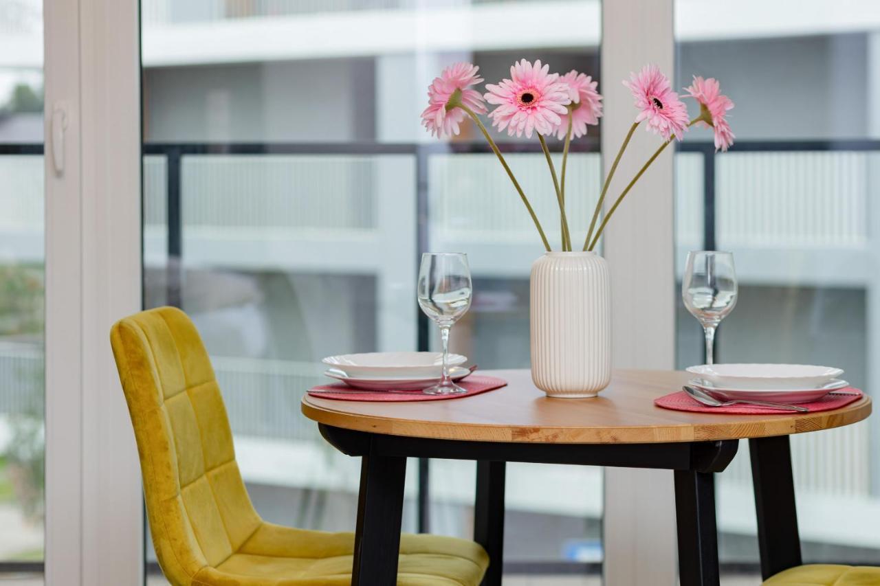 Studio With Balcony Warsaw Kokoryczki By Noclegi Renters Luaran gambar