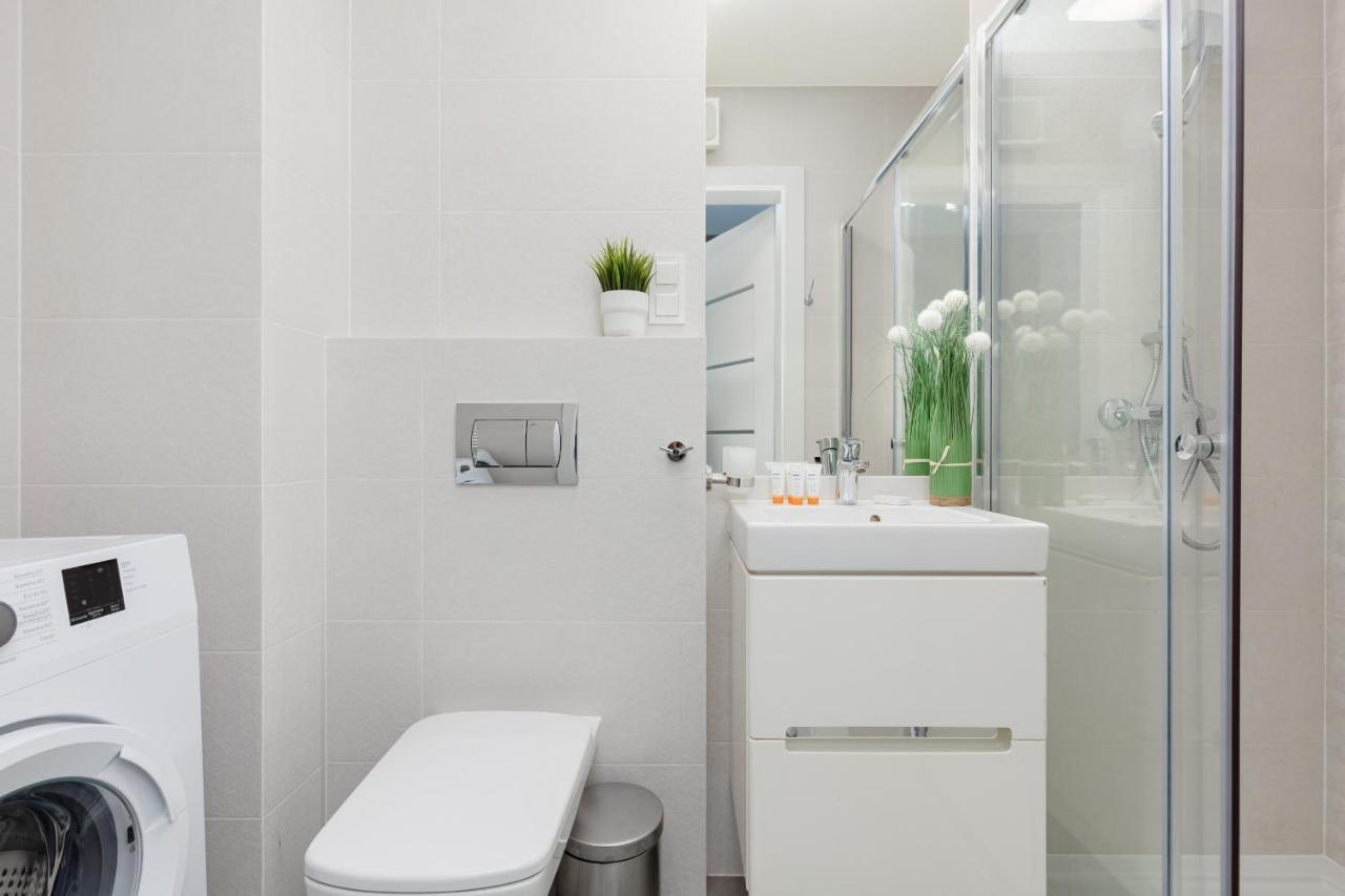 Studio With Balcony Warsaw Kokoryczki By Noclegi Renters Luaran gambar